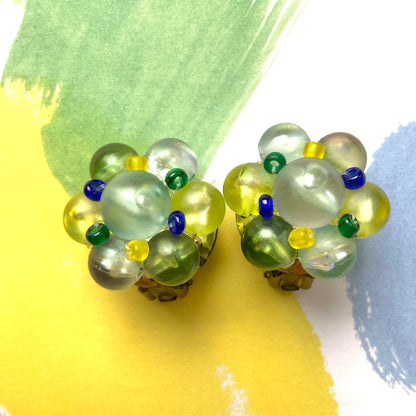 Clip-on earrings featuring frosted beads in refreshing shades of yellow, blue, and green.  イエロー、ブルー、グリーンの爽やかなカラーのフロストビーズのクリップイヤリング。