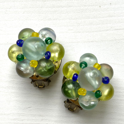 Clip-on earrings featuring frosted beads in refreshing shades of yellow, blue, and green.  イエロー、ブルー、グリーンの爽やかなカラーのフロストビーズのクリップイヤリング。