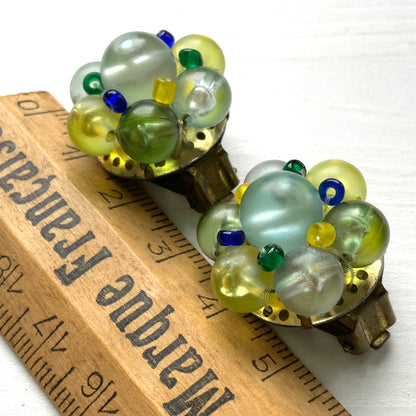 Clip-on earrings featuring frosted beads in refreshing shades of yellow, blue, and green.  イエロー、ブルー、グリーンの爽やかなカラーのフロストビーズのクリップイヤリング。