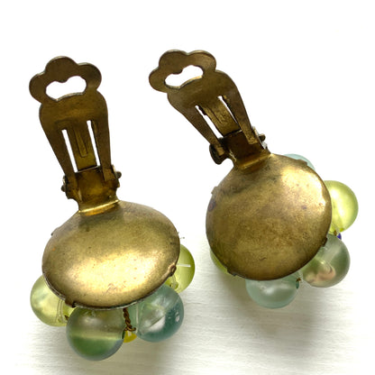 Clip-on earrings featuring frosted beads in refreshing shades of yellow, blue, and green.  イエロー、ブルー、グリーンの爽やかなカラーのフロストビーズのクリップイヤリング。