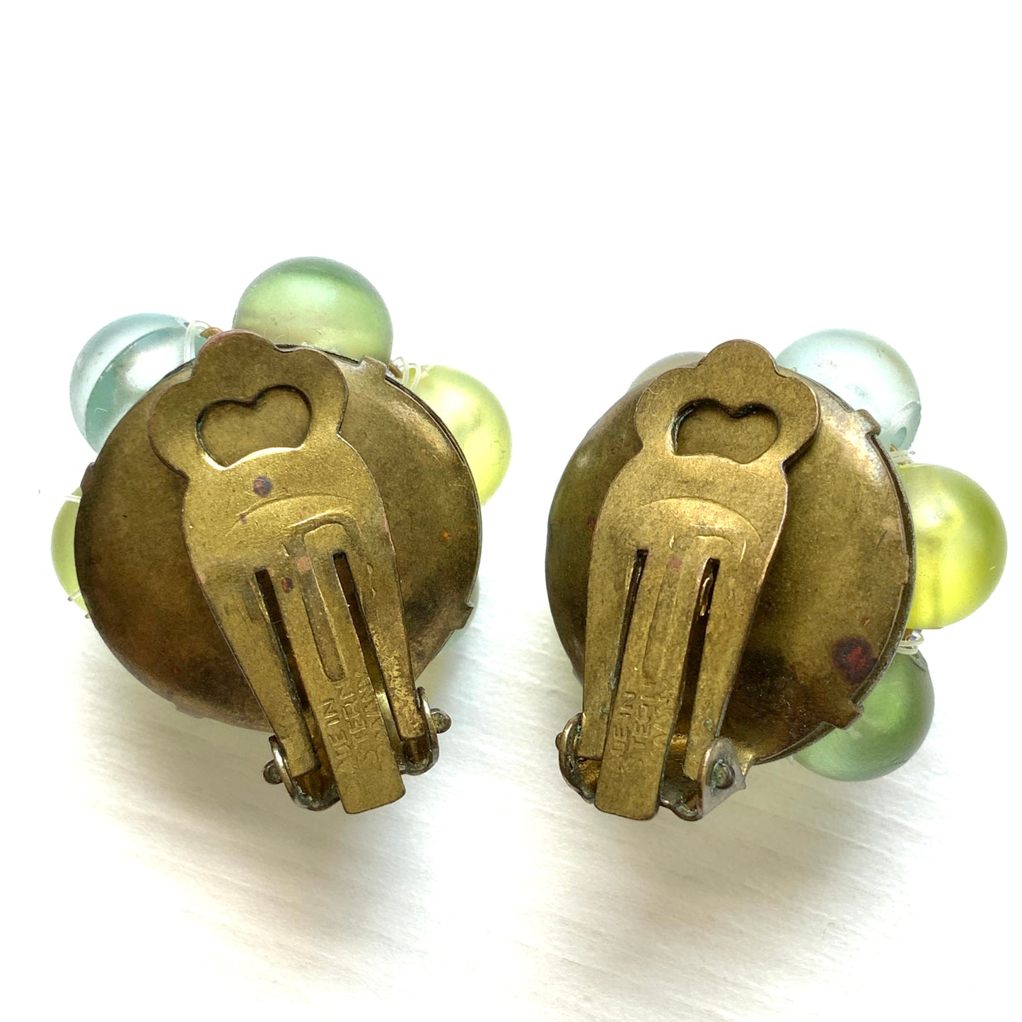 Clip-on earrings featuring frosted beads in refreshing shades of yellow, blue, and green.  イエロー、ブルー、グリーンの爽やかなカラーのフロストビーズのクリップイヤリング。