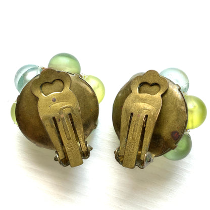 Clip-on earrings featuring frosted beads in refreshing shades of yellow, blue, and green.  イエロー、ブルー、グリーンの爽やかなカラーのフロストビーズのクリップイヤリング。