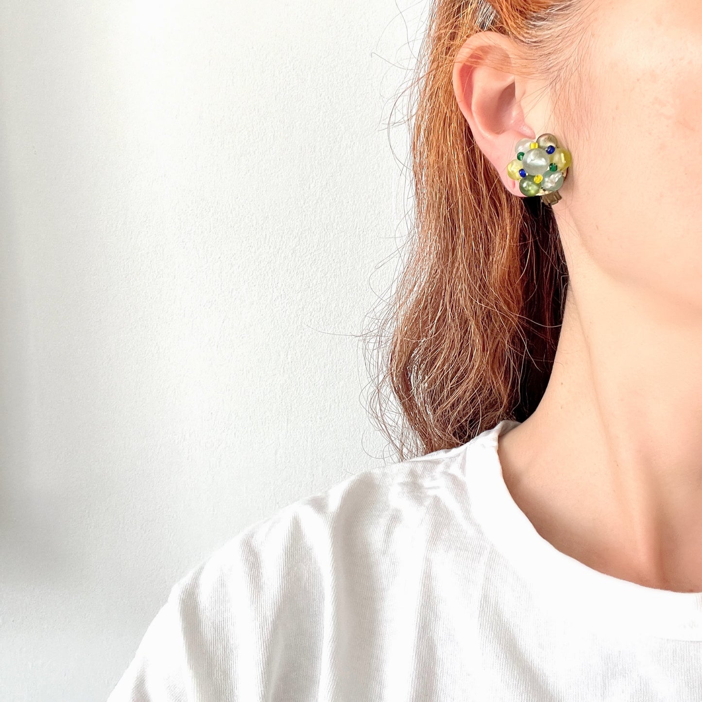 Clip-on earrings featuring frosted beads in refreshing shades of yellow, blue, and green.  イエロー、ブルー、グリーンの爽やかなカラーのフロストビーズのクリップイヤリング。