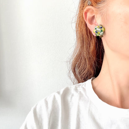 Clip-on earrings featuring frosted beads in refreshing shades of yellow, blue, and green.  イエロー、ブルー、グリーンの爽やかなカラーのフロストビーズのクリップイヤリング。