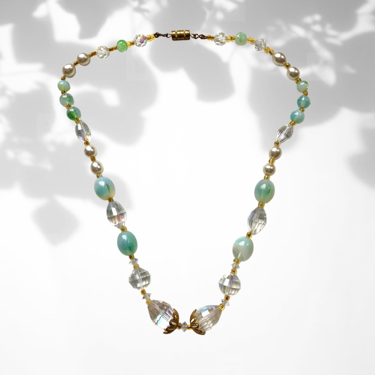 A necklace centred around mint green Givre glass, combined with clear glass and faux pearls. ミントグリーンのジーヴルガラスを中心に、クリアガラスやパールを組み合わせたネックレス。