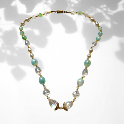 A necklace centred around mint green Givre glass, combined with clear glass and faux pearls. ミントグリーンのジーヴルガラスを中心に、クリアガラスやパールを組み合わせたネックレス。