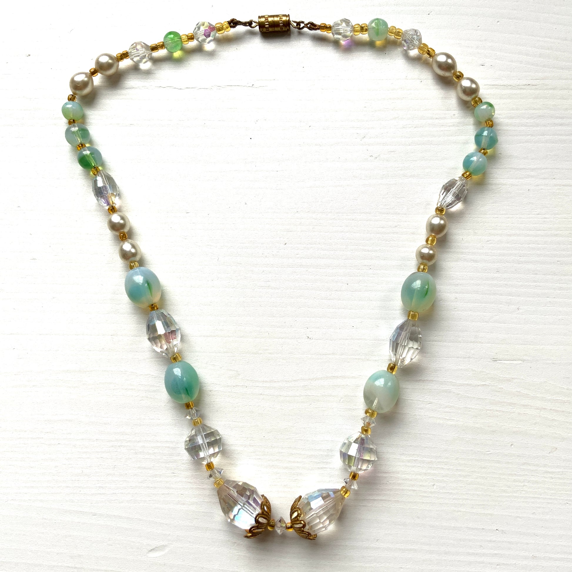 A necklace centred around mint green Givre glass, combined with clear glass and faux pearls. ミントグリーンのジーヴルガラスを中心に、クリアガラスやパールを組み合わせたネックレス。