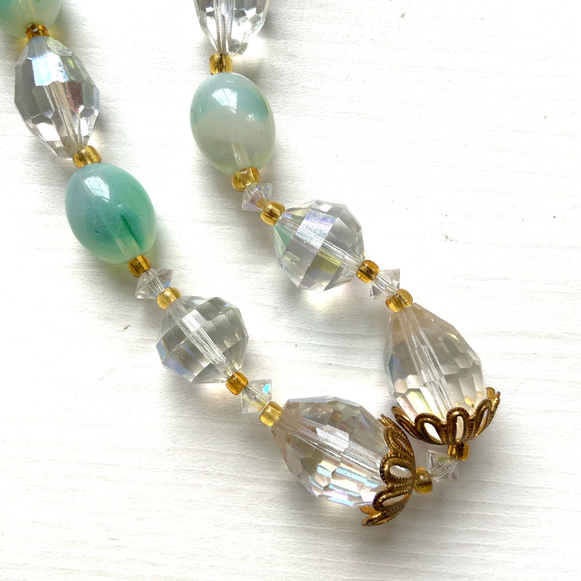 A necklace centred around mint green Givre glass, combined with clear glass and faux pearls. ミントグリーンのジーヴルガラスを中心に、クリアガラスやパールを組み合わせたネックレス。