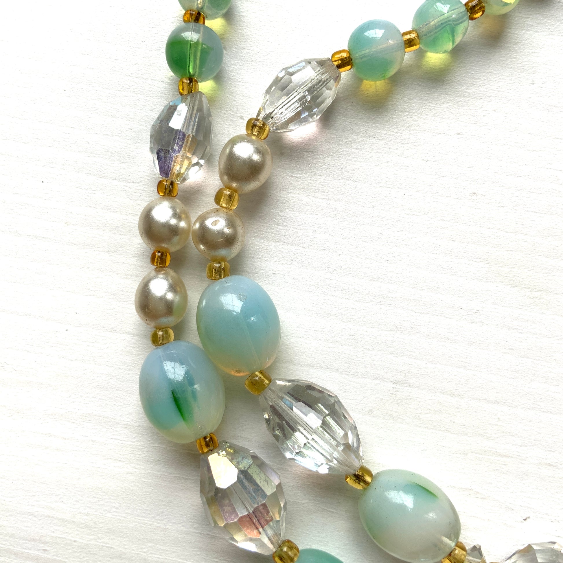A necklace centred around mint green Givre glass, combined with clear glass and faux pearls. ミントグリーンのジーヴルガラスを中心に、クリアガラスやパールを組み合わせたネックレス。
