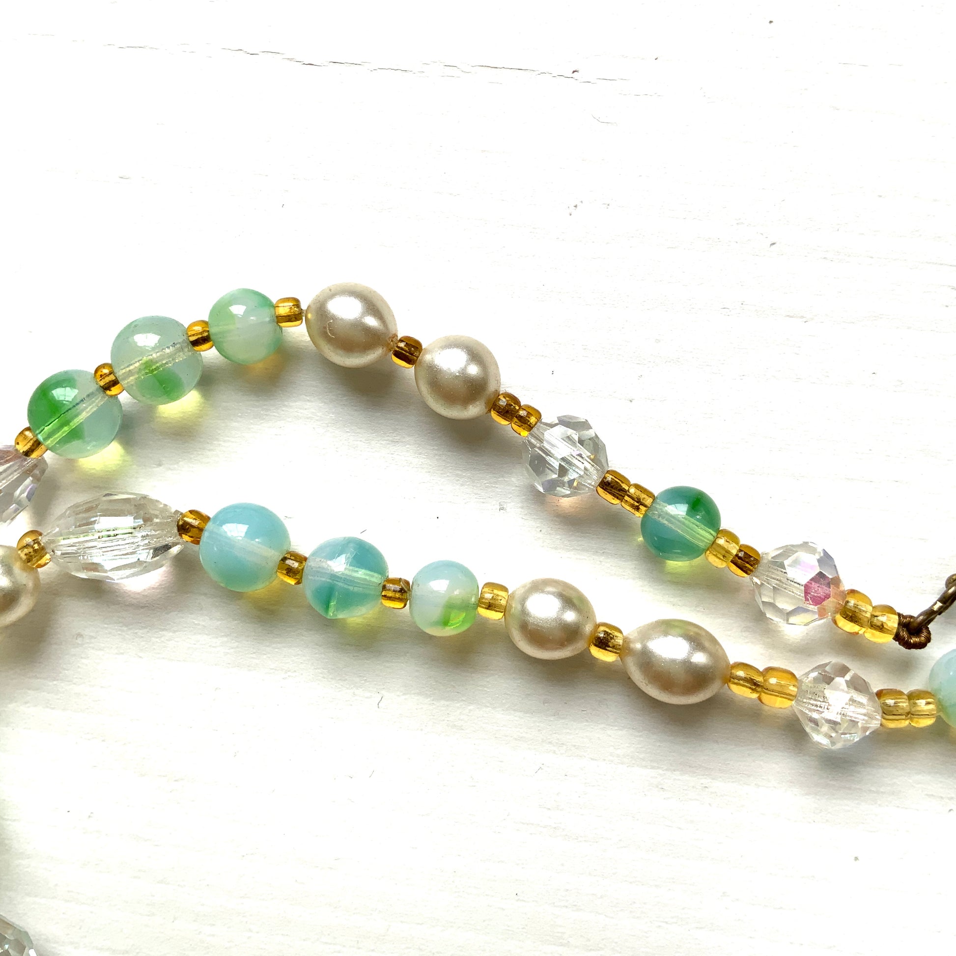 A necklace centred around mint green Givre glass, combined with clear glass and faux pearls. ミントグリーンのジーヴルガラスを中心に、クリアガラスやパールを組み合わせたネックレス。