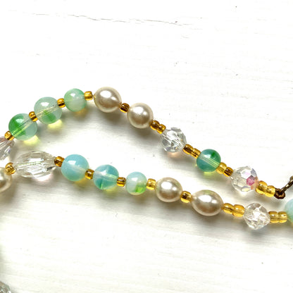 A necklace centred around mint green Givre glass, combined with clear glass and faux pearls. ミントグリーンのジーヴルガラスを中心に、クリアガラスやパールを組み合わせたネックレス。