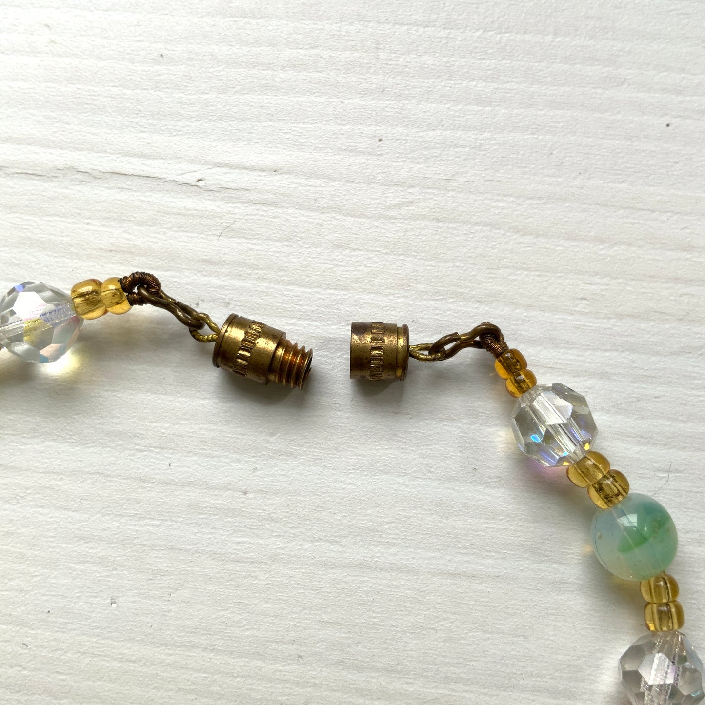 A necklace centred around mint green Givre glass, combined with clear glass and faux pearls. ミントグリーンのジーヴルガラスを中心に、クリアガラスやパールを組み合わせたネックレス。