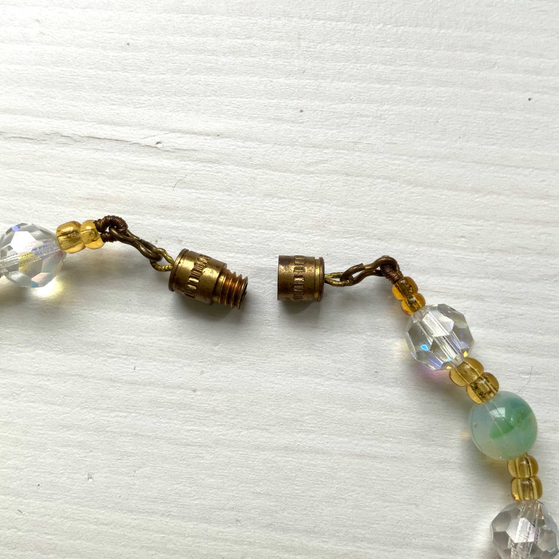 A necklace centred around mint green Givre glass, combined with clear glass and faux pearls. ミントグリーンのジーヴルガラスを中心に、クリアガラスやパールを組み合わせたネックレス。