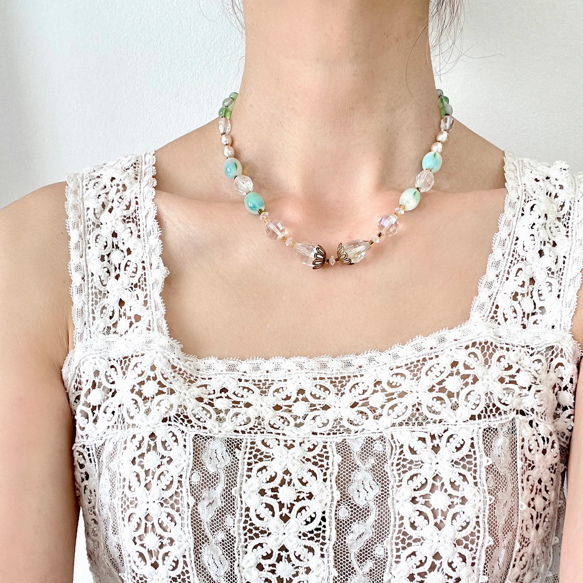 A necklace centred around mint green Givre glass, combined with clear glass and faux pearls. ミントグリーンのジーヴルガラスを中心に、クリアガラスやパールを組み合わせたネックレス。