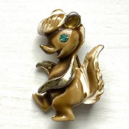 A charming mini brooch of an enamel skunk with a maroon-brown coat and a white mane. マロンブラウンの毛並みに白いたてがみが映える、エナメルのスカンクのミニブローチ。 