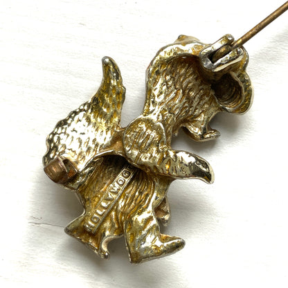 A charming mini brooch of an enamel skunk with a maroon-brown coat and a white mane. マロンブラウンの毛並みに白いたてがみが映える、エナメルのスカンクのミニブローチ。 