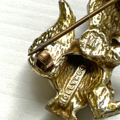A charming mini brooch of an enamel skunk with a maroon-brown coat and a white mane. マロンブラウンの毛並みに白いたてがみが映える、エナメルのスカンクのミニブローチ。 