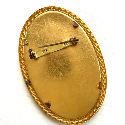 A delicate piece of lace is beautifully framed in a gold-tone setting. 繊細なレースがゴールドトーンのフレームに収められたブローチ。 