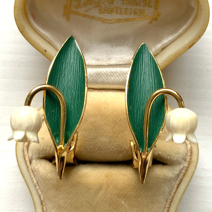 Clip-on earrings featuring green enamel leaves and charming lily of the valley. グリーンのエナメルリーフに、スズランが愛らしいクリップイヤリング。