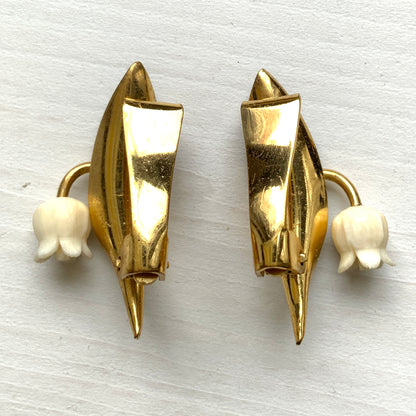 Clip-on earrings featuring green enamel leaves and charming lily of the valley. グリーンのエナメルリーフに、スズランが愛らしいクリップイヤリング。