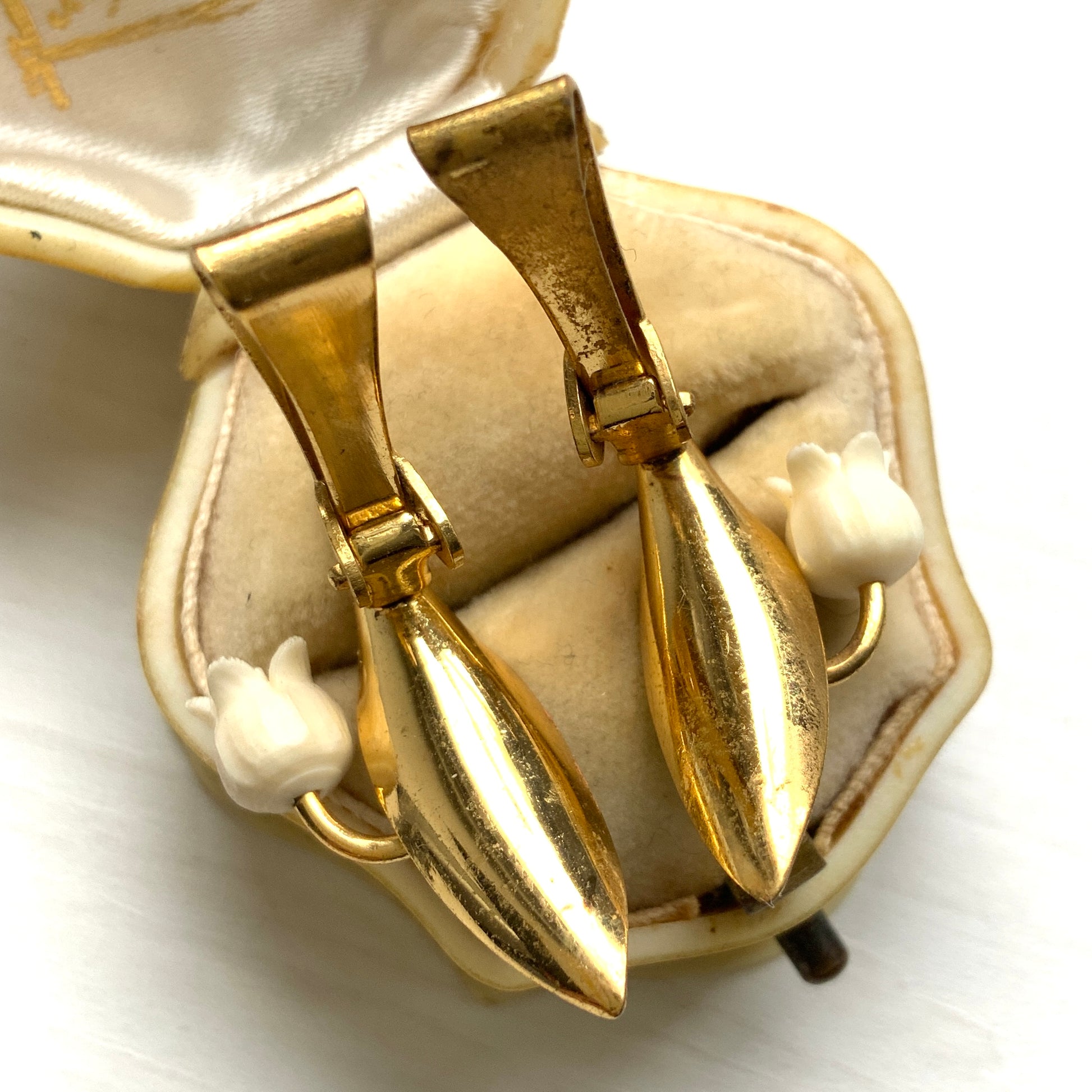 Clip-on earrings featuring green enamel leaves and charming lily of the valley. グリーンのエナメルリーフに、スズランが愛らしいクリップイヤリング。