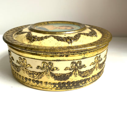 A commemorative tin from Meltis, a confectionery company known for chocolates, celebrating Queen Elizabeth’s coronation. チョコレートなどを製造するメルティス社の、エリザベス女王戴冠記念ティン缶。