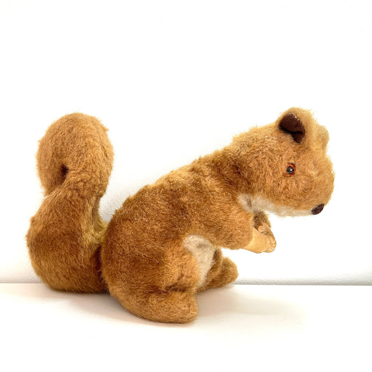 A vintage squirrel soft toy by Merrythought, England. Its plump body and curled tail give it an irresistibly charming silhouette.  英国ブランド、メリーソートのリスのぬいぐるみ。 ぽってりとしたボディとくるんとした尻尾のフォルムがかわいいです。