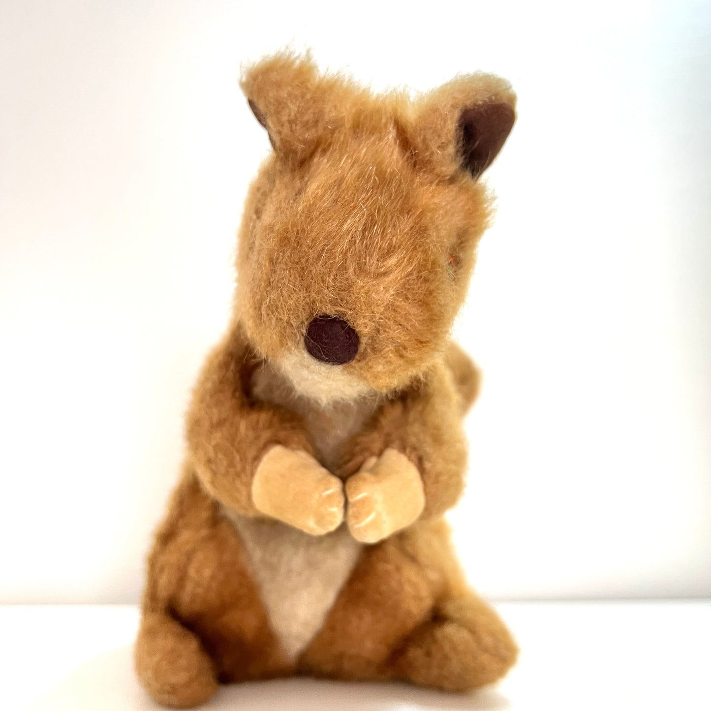 A vintage squirrel soft toy by Merrythought, England. Its plump body and curled tail give it an irresistibly charming silhouette.  英国ブランド、メリーソートのリスのぬいぐるみ。 ぽってりとしたボディとくるんとした尻尾のフォルムがかわいいです。