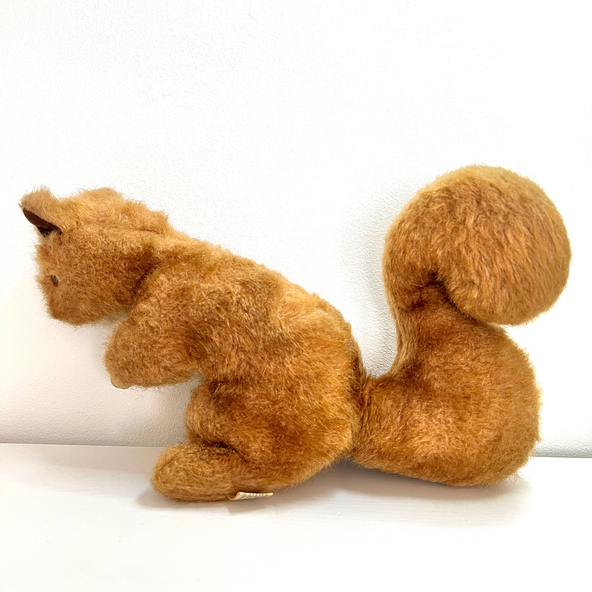 A vintage squirrel soft toy by Merrythought, England. Its plump body and curled tail give it an irresistibly charming silhouette.  英国ブランド、メリーソートのリスのぬいぐるみ。 ぽってりとしたボディとくるんとした尻尾のフォルムがかわいいです。