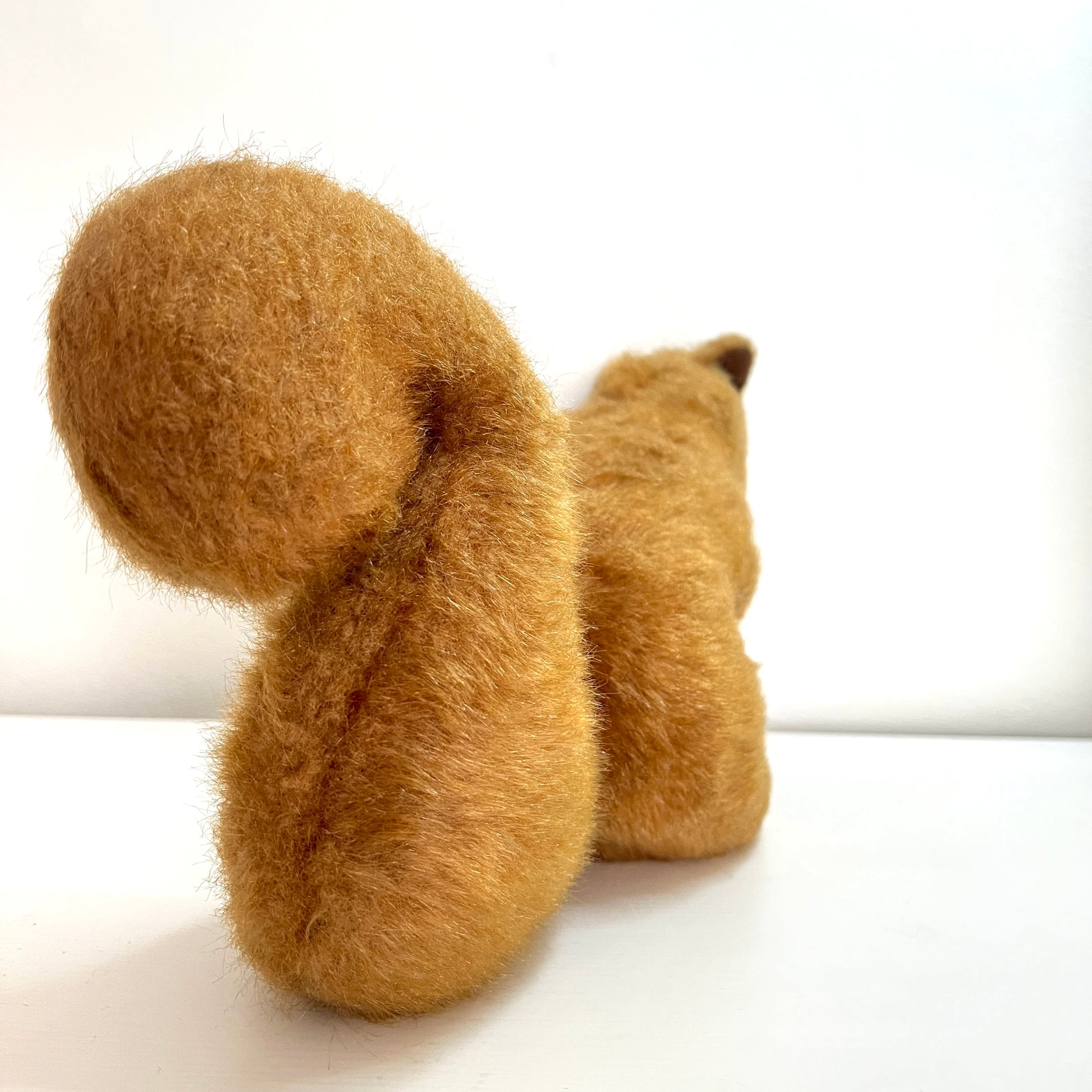 A vintage squirrel soft toy by Merrythought, England. Its plump body and curled tail give it an irresistibly charming silhouette.  英国ブランド、メリーソートのリスのぬいぐるみ。 ぽってりとしたボディとくるんとした尻尾のフォルムがかわいいです。