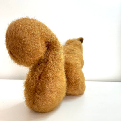 A vintage squirrel soft toy by Merrythought, England. Its plump body and curled tail give it an irresistibly charming silhouette.  英国ブランド、メリーソートのリスのぬいぐるみ。 ぽってりとしたボディとくるんとした尻尾のフォルムがかわいいです。