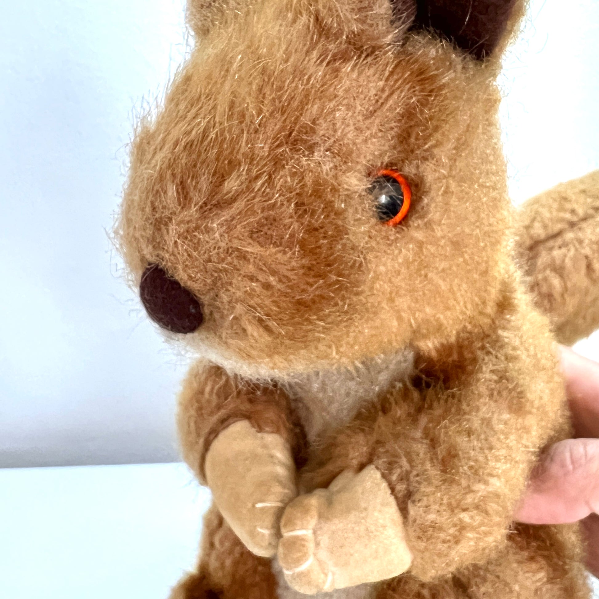 A vintage squirrel soft toy by Merrythought, England. Its plump body and curled tail give it an irresistibly charming silhouette.  英国ブランド、メリーソートのリスのぬいぐるみ。 ぽってりとしたボディとくるんとした尻尾のフォルムがかわいいです。