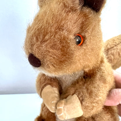 A vintage squirrel soft toy by Merrythought, England. Its plump body and curled tail give it an irresistibly charming silhouette.  英国ブランド、メリーソートのリスのぬいぐるみ。 ぽってりとしたボディとくるんとした尻尾のフォルムがかわいいです。