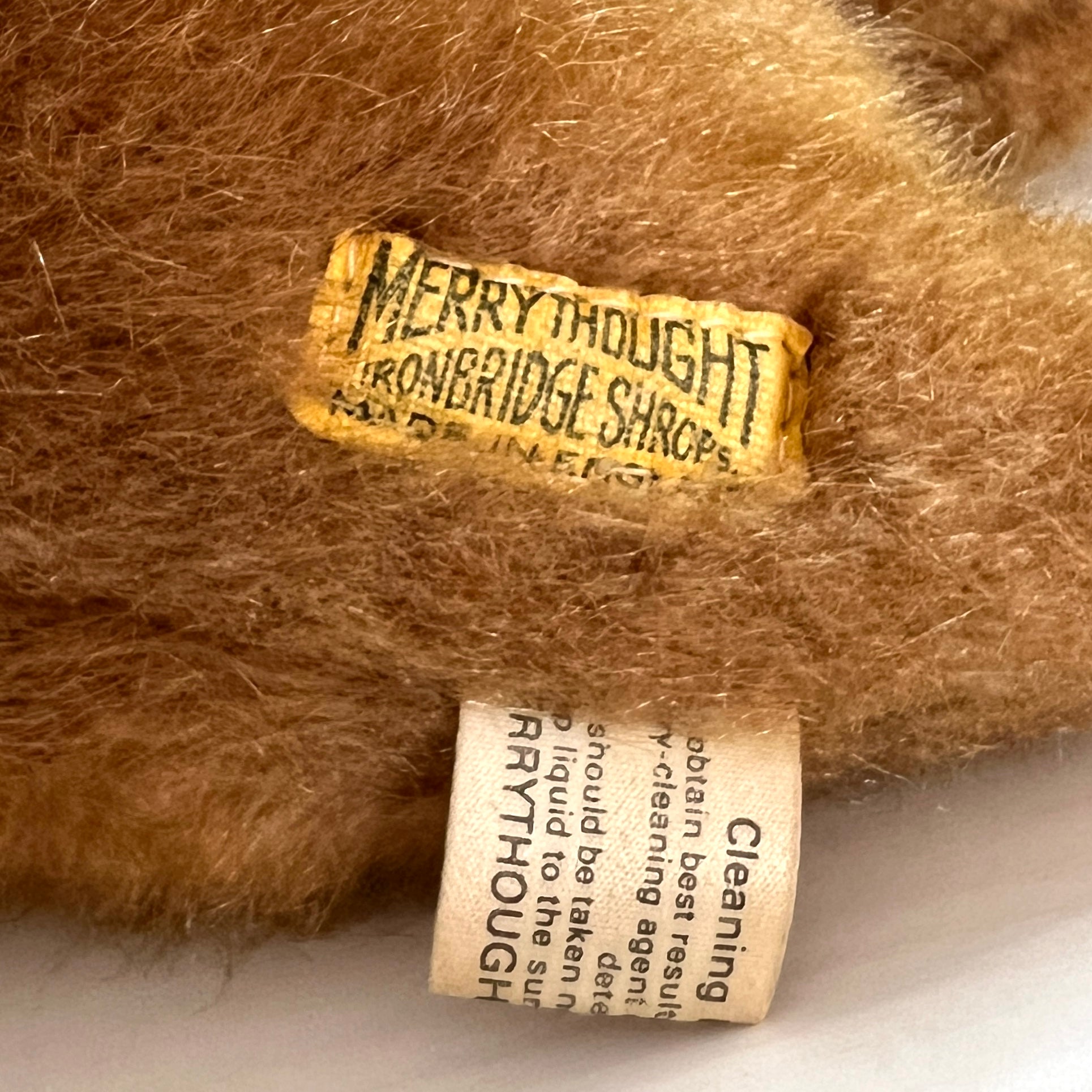 A vintage squirrel soft toy by Merrythought, England. Its plump body and curled tail give it an irresistibly charming silhouette.  英国ブランド、メリーソートのリスのぬいぐるみ。 ぽってりとしたボディとくるんとした尻尾のフォルムがかわいいです。