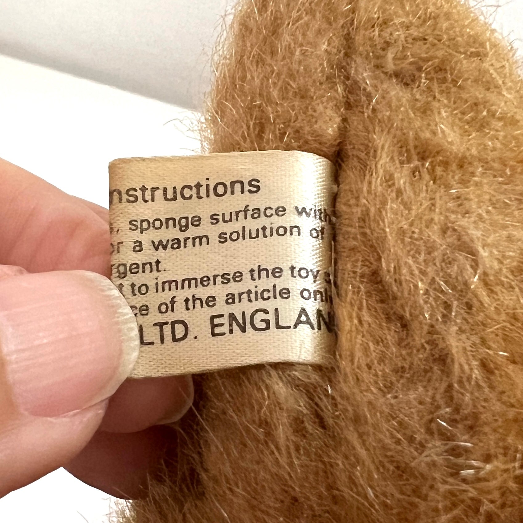A vintage squirrel soft toy by Merrythought, England. Its plump body and curled tail give it an irresistibly charming silhouette.  英国ブランド、メリーソートのリスのぬいぐるみ。 ぽってりとしたボディとくるんとした尻尾のフォルムがかわいいです。