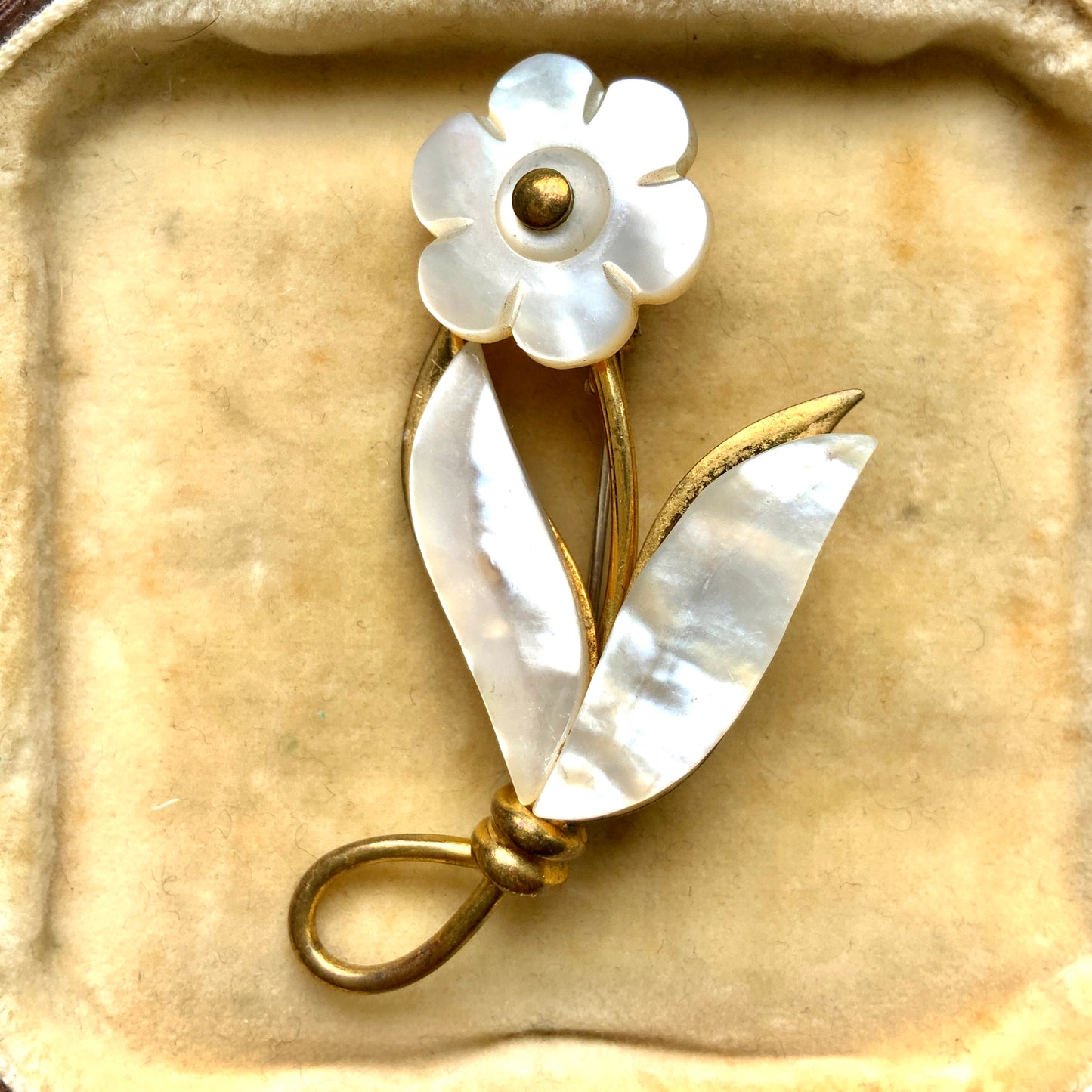  A floral brooch featuring beautiful pearly luster from mother of pearl. パーリーな光沢が美しいマザーオブパールのお花のブローチ。 