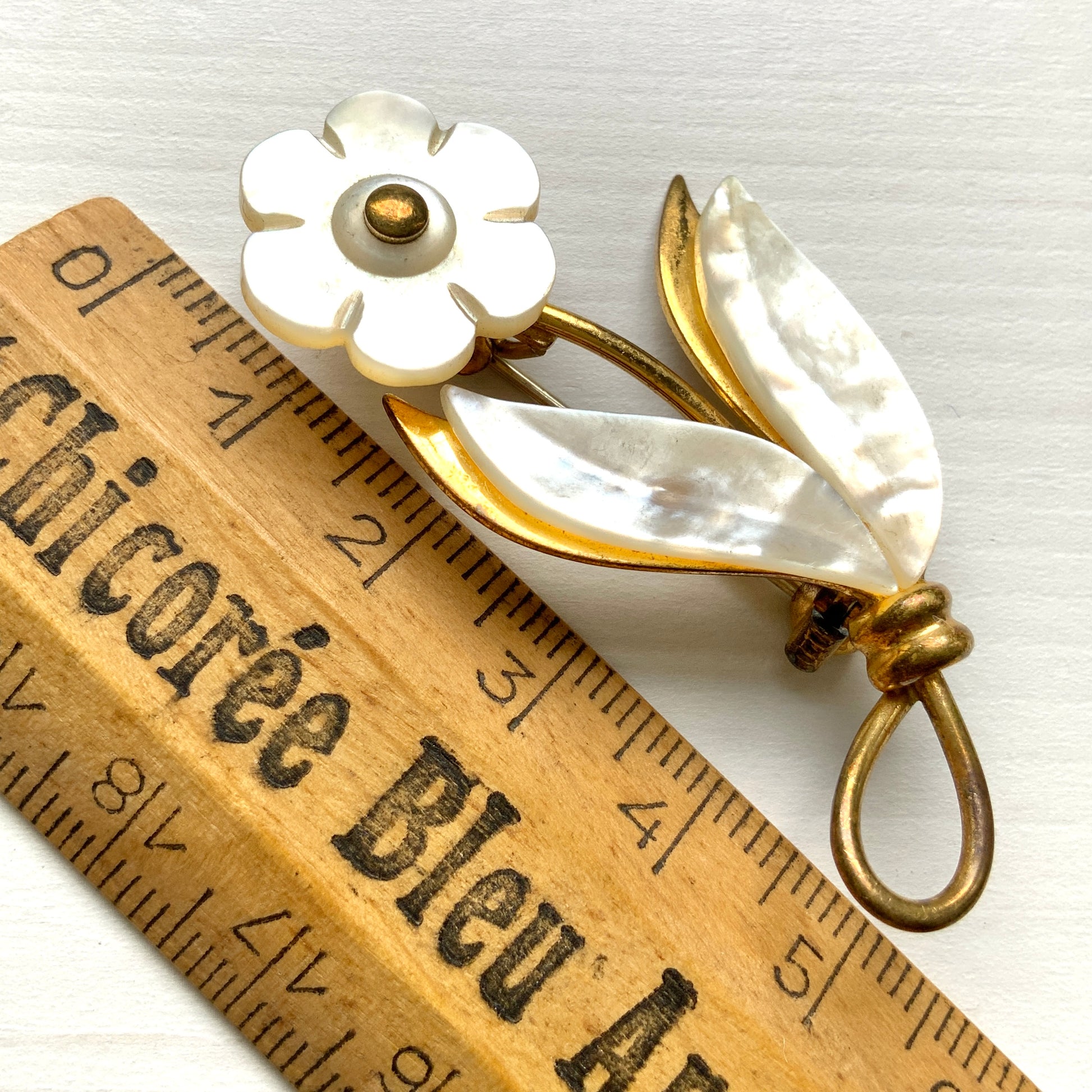  A floral brooch featuring beautiful pearly luster from mother of pearl. パーリーな光沢が美しいマザーオブパールのお花のブローチ。 