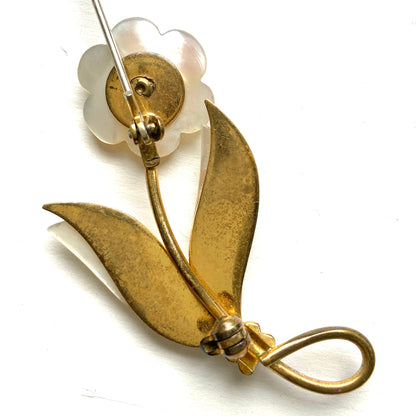  A floral brooch featuring beautiful pearly luster from mother of pearl. パーリーな光沢が美しいマザーオブパールのお花のブローチ。 