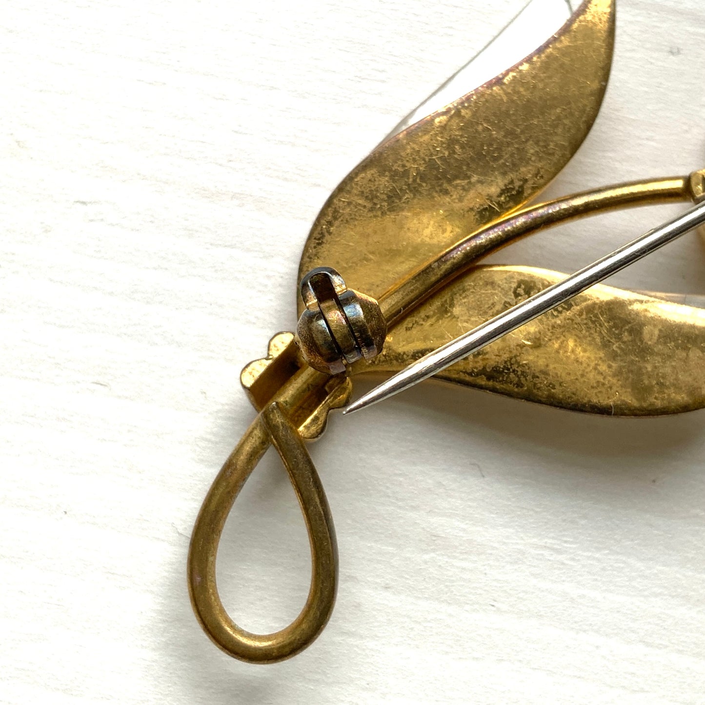  A floral brooch featuring beautiful pearly luster from mother of pearl. パーリーな光沢が美しいマザーオブパールのお花のブローチ。 