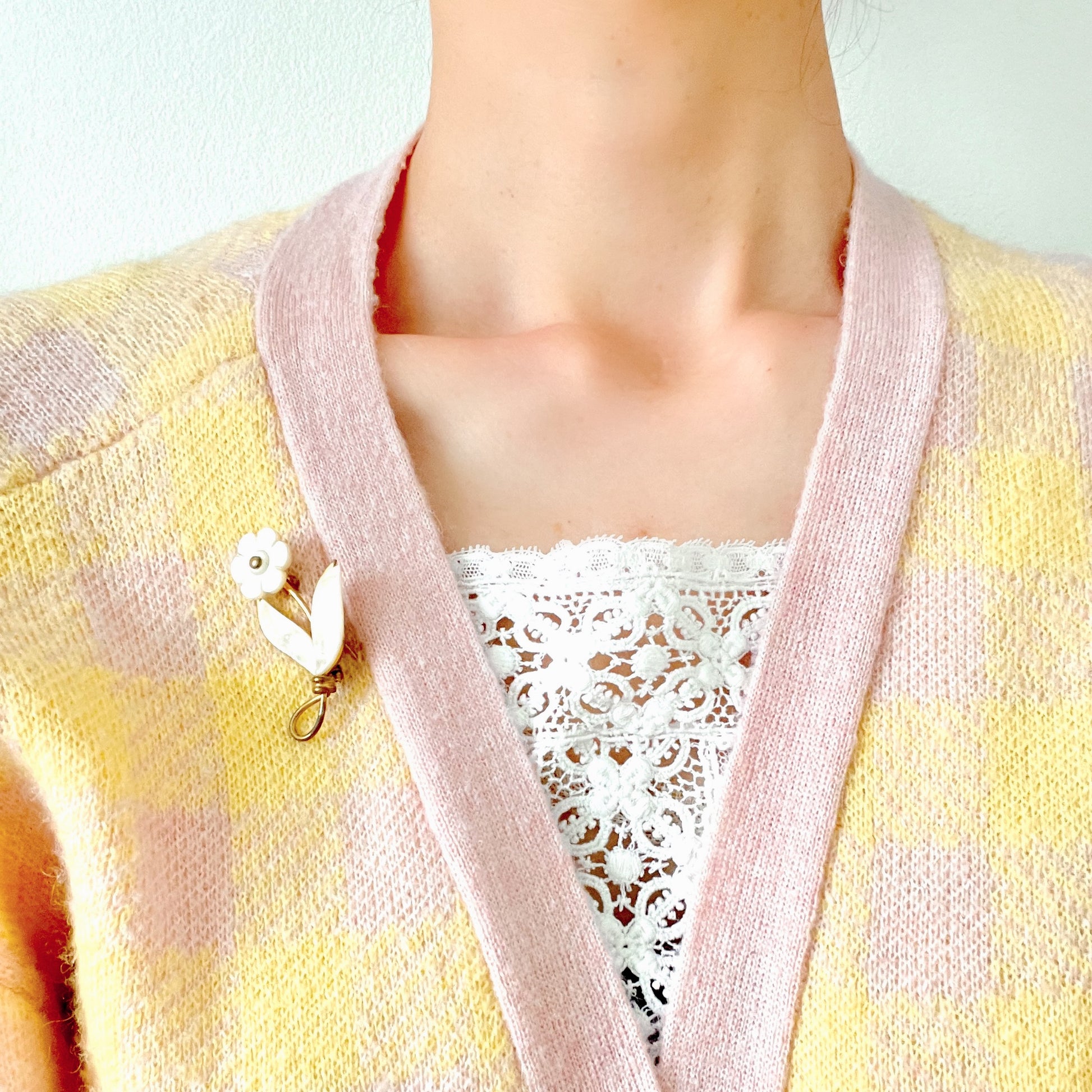  A floral brooch featuring beautiful pearly luster from mother of pearl. パーリーな光沢が美しいマザーオブパールのお花のブローチ。 