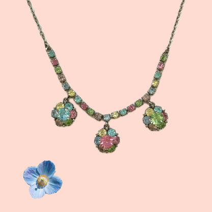 A vintage necklace set with pastel-coloured rhinestones. パステルカラーのラインストーンが並んだ、ヴィンテージネックレス。