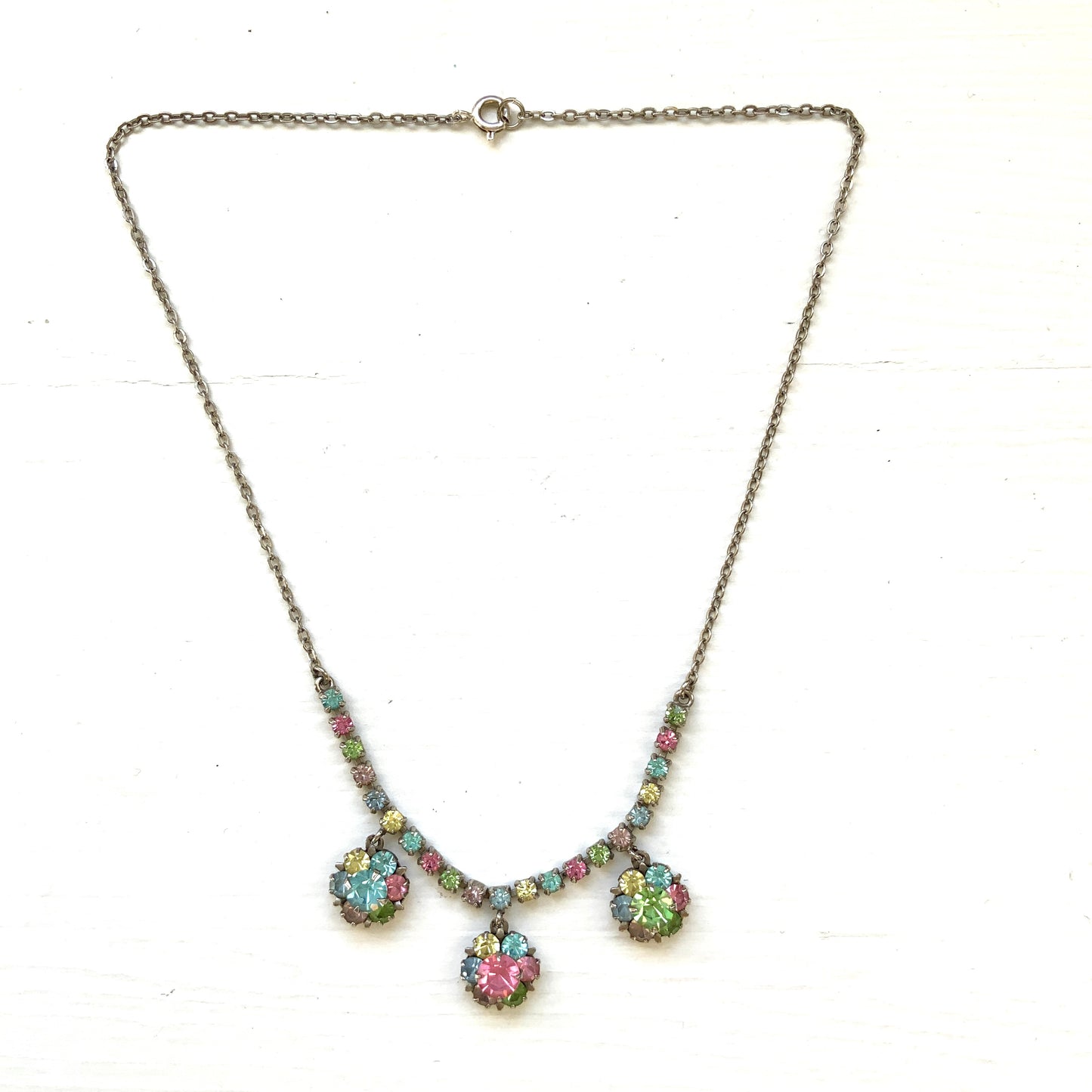 A vintage necklace set with pastel-coloured rhinestones. パステルカラーのラインストーンが並んだ、ヴィンテージネックレス。