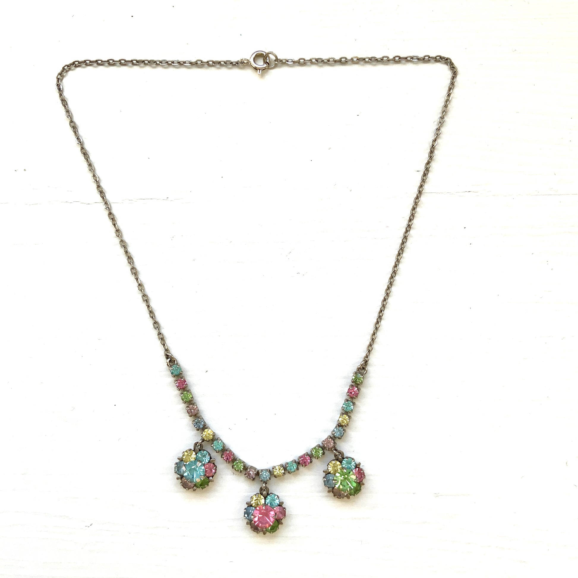 A vintage necklace set with pastel-coloured rhinestones. パステルカラーのラインストーンが並んだ、ヴィンテージネックレス。