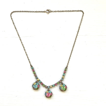 A vintage necklace set with pastel-coloured rhinestones. パステルカラーのラインストーンが並んだ、ヴィンテージネックレス。