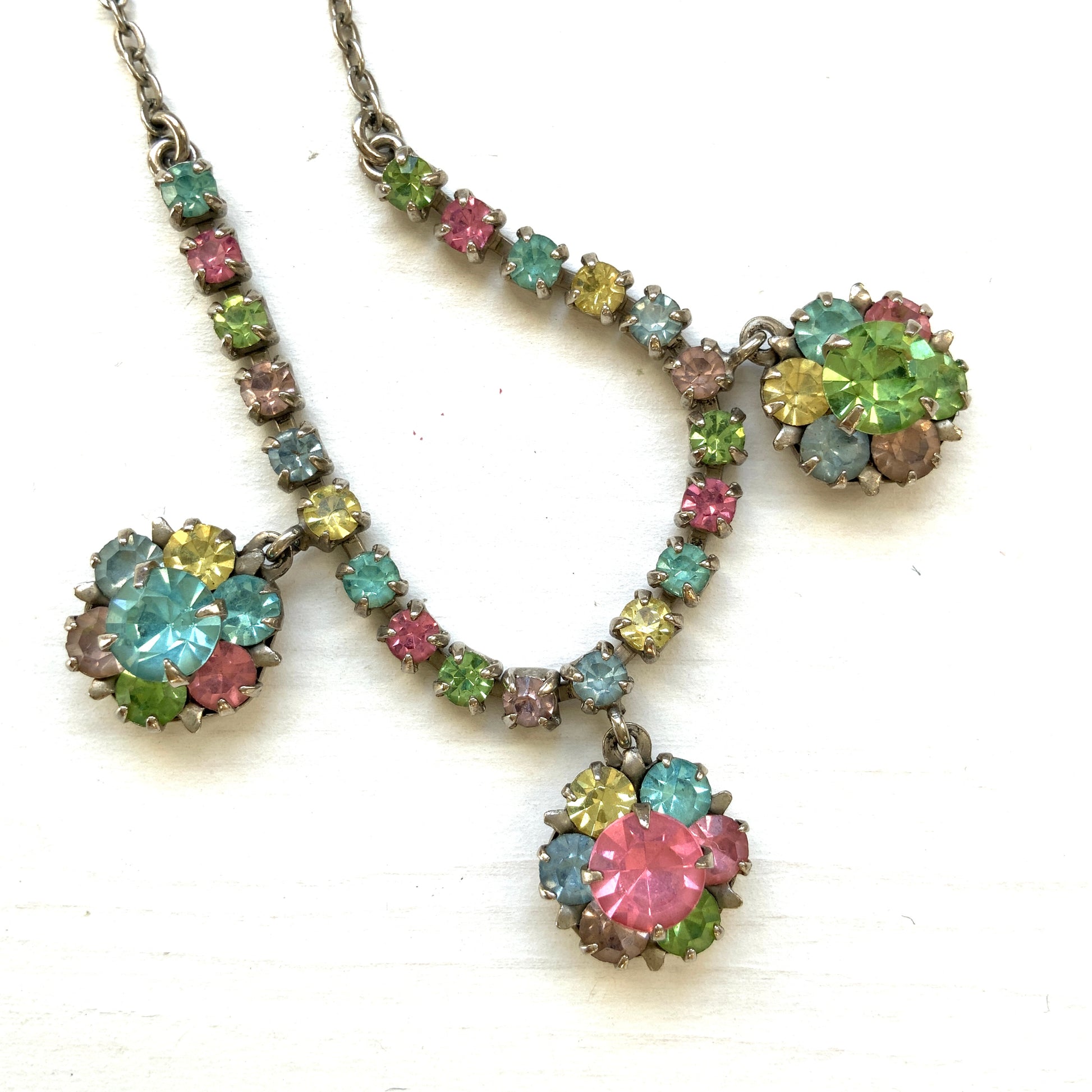 A vintage necklace set with pastel-coloured rhinestones. パステルカラーのラインストーンが並んだ、ヴィンテージネックレス。