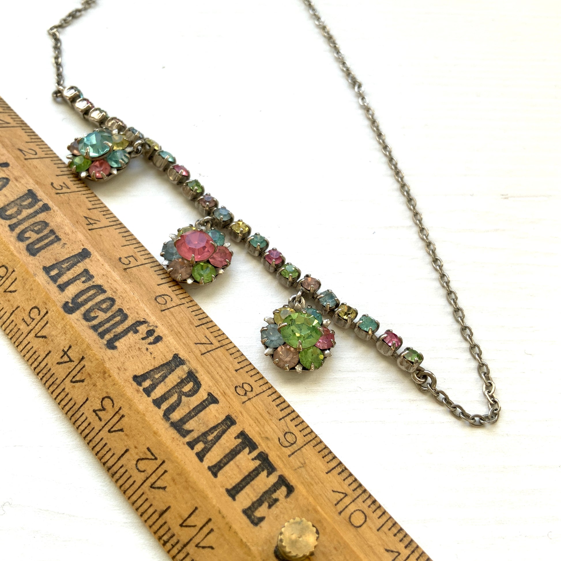A vintage necklace set with pastel-coloured rhinestones. パステルカラーのラインストーンが並んだ、ヴィンテージネックレス。