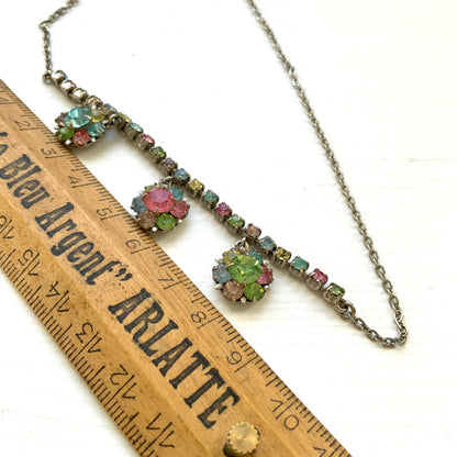 A vintage necklace set with pastel-coloured rhinestones. パステルカラーのラインストーンが並んだ、ヴィンテージネックレス。