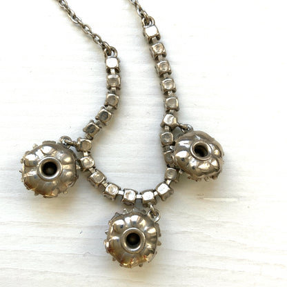A vintage necklace set with pastel-coloured rhinestones. パステルカラーのラインストーンが並んだ、ヴィンテージネックレス。