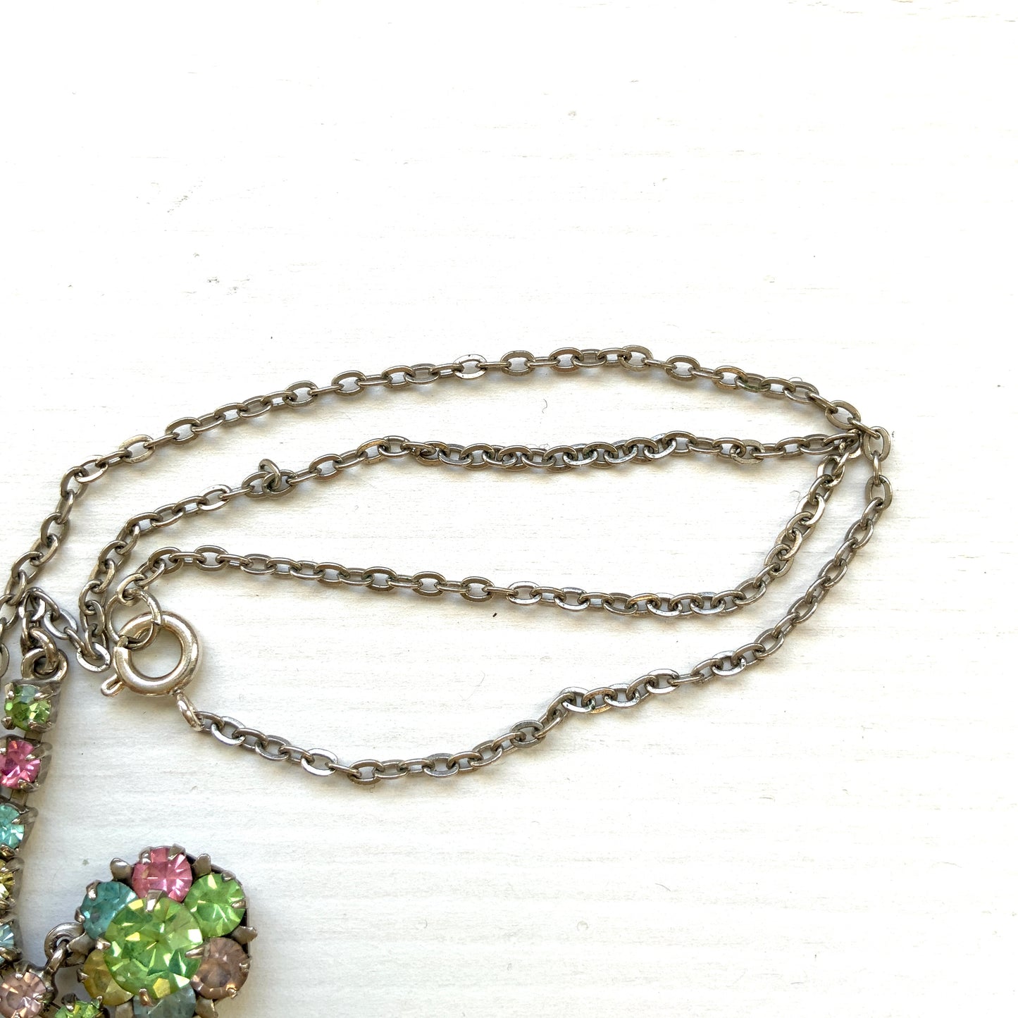 A vintage necklace set with pastel-coloured rhinestones. パステルカラーのラインストーンが並んだ、ヴィンテージネックレス。