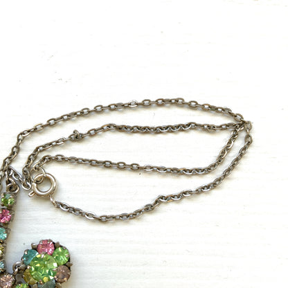 A vintage necklace set with pastel-coloured rhinestones. パステルカラーのラインストーンが並んだ、ヴィンテージネックレス。